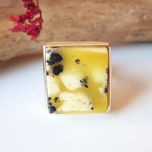 Anel deslumbrante de âmbar do Báltico em cor única, Anel retangular de âmbar, Anel de âmbar amarelo-preto e prata, Joias de âmbar, Anel ajustável de âmbar