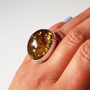 Anel de âmbar báltico brilhante, anel grande de prata esterlina âmbar ajustável, anel de âmbar com escamas, anel de âmbar dourado com cascas, joias de âmbar