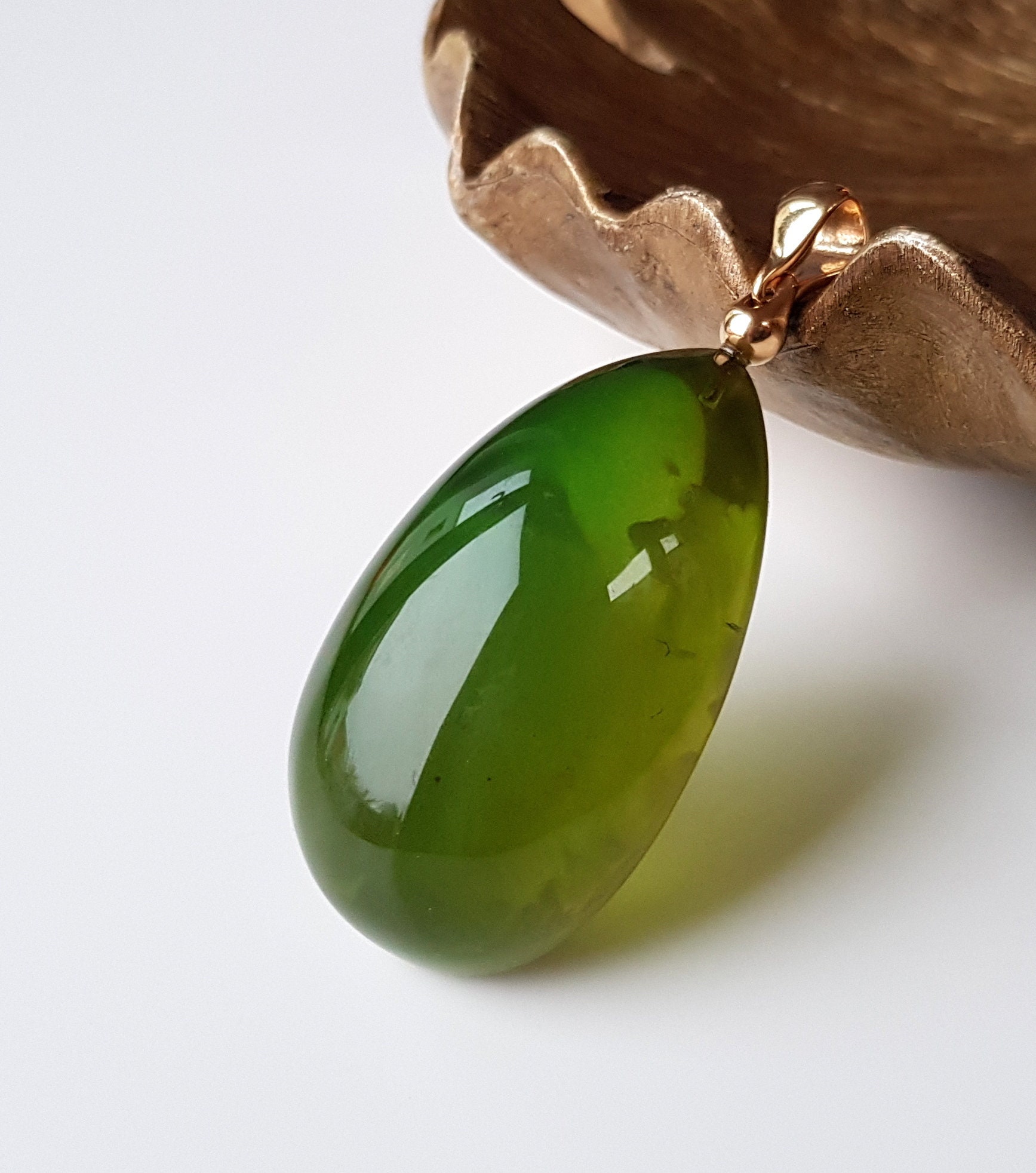 Ciondolo in ambra baltica massiccia, Ciondolo in ambra verde scuro e argento placcato oro, Ciondolo in vera pietra d'ambra con una nuvola all'interno, Ambra verde - Italia