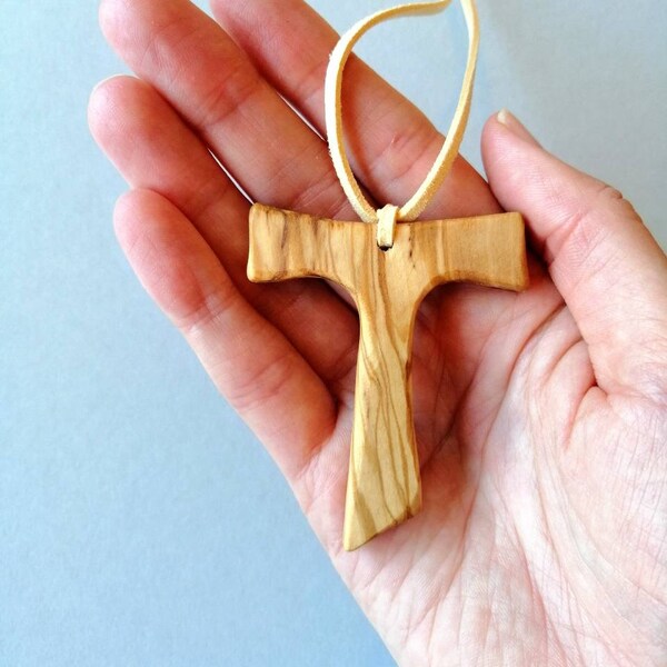 Collier pendentif croix en bois d'olivier tau, croix franciscaine, cadeau de Noël pour chrétien, crucifix en bois sculpté à la main, cadeau de première communion