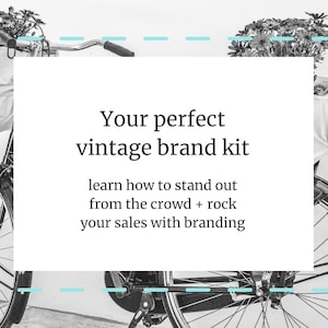 Peut inclure: Photographie en noir et blanc d'un vélo vintage avec des fleurs dans des paniers sur le guidon. Le texte superposé indique "Votre kit de marque vintage parfait apprenez à vous démarquer de la foule + boostez vos ventes avec la marque."