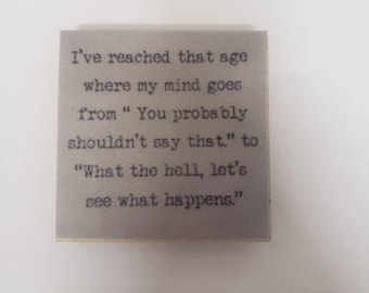 Puede incluir: Un letrero de madera con fondo blanco y texto negro. El texto dice: "He llegado a la edad en la que mi mente pasa de "Probablemente no deberías decir eso." a "Qué diablos, veamos qué pasa."
