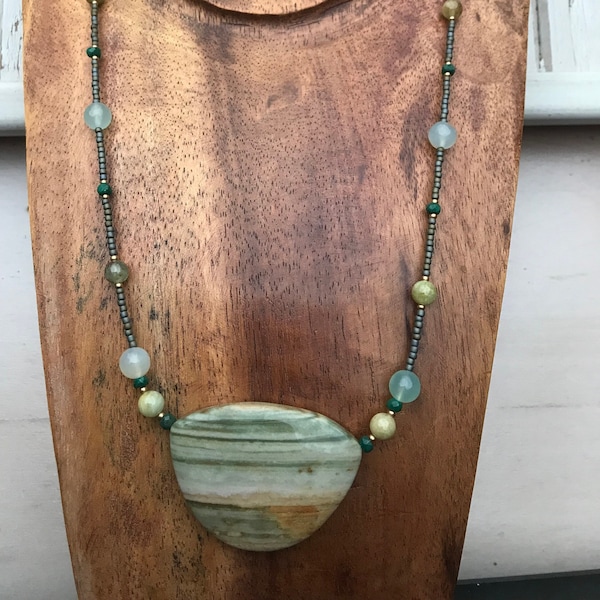 Marée basse : collier vert jaspe paysage et perles d'agate