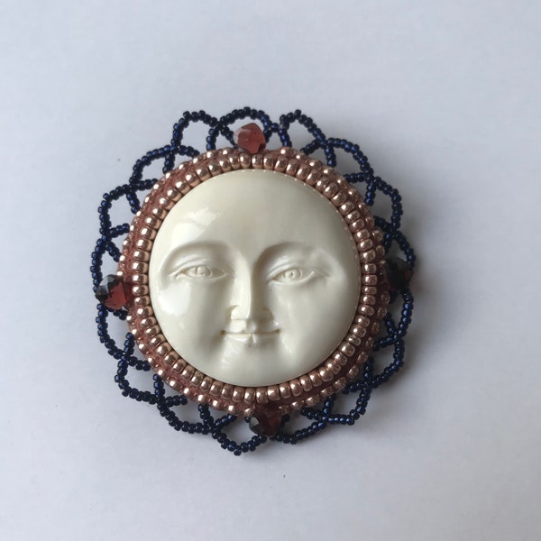 Broche LUNE en os et broderie de perles