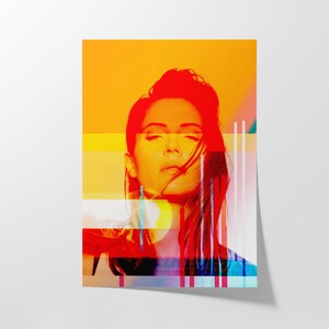 Può includere: Una donna con i capelli rossi e gli occhi chiusi è raffigurata in una stampa d'arte astratta colorata. Lo sfondo è un mix di arancione, giallo, blu e bianco.