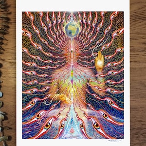 Puede incluir: Una vibrante impresión artística psicodélica que presenta una figura central con las manos extendidas, rodeada de numerosos ojos. La obra de arte utiliza una rica paleta de colores, incluyendo azules, naranjas y amarillos, creando una composición visualmente impactante y detallada.