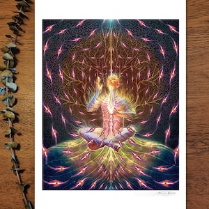 Peut inclure: Une impression d'art rectangulaire représentant une figure centrale en position de méditation assise. La figure est entourée d'une lumière dorée rayonnante, de motifs ramifiés complexes et de nombreuses petites formes d'yeux lumineuses.