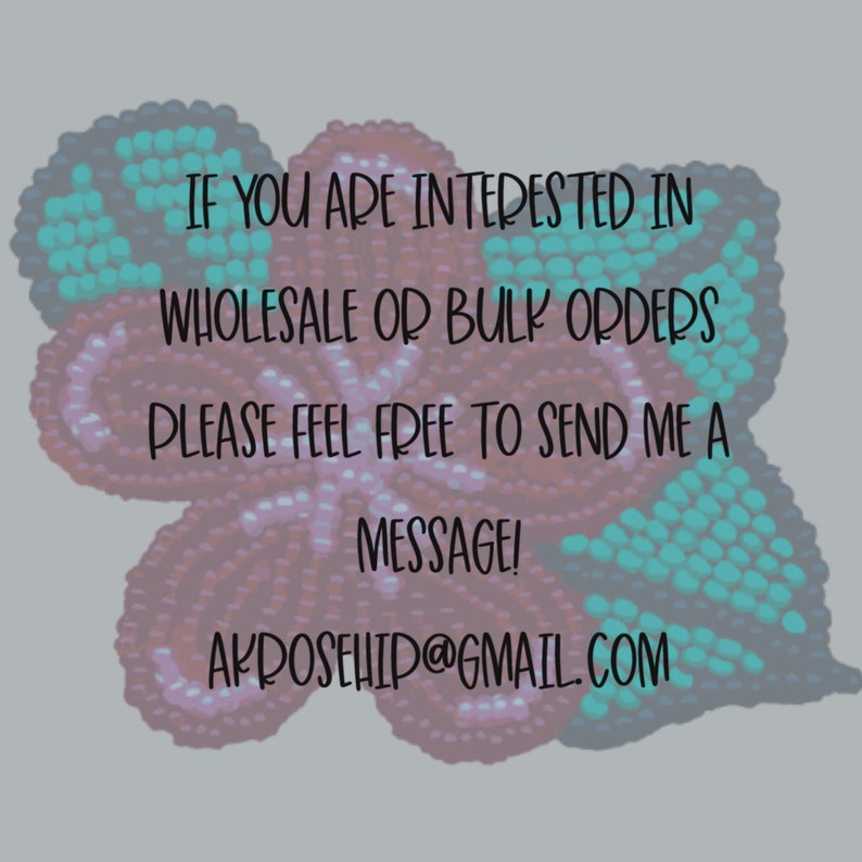 Peut inclure: Un motif de fleur en perles avec un message sur les commandes en gros et en vrac. Le texte dit : "Si vous &ecirc;tes int&eacute;ress&eacute; par des commandes en gros ou en vrac, n'h&eacute;sitez pas &agrave; m'envoyer un message ! akposehip@gmail.com"
