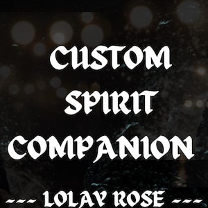 Puede incluir: Custom Spirit Companion, un gráfico de texto blanco sobre un fondo negro con un fondo de luz borroso. El texto está en un estilo de fuente gótica. El texto dice "Custom Spirit Companion" y "-- LOLAY ROSE --".
