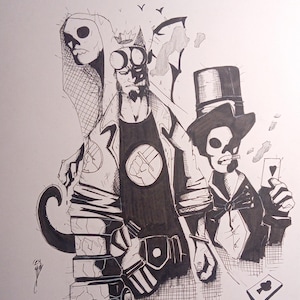 Puede incluir: Una ilustración en tinta blanca y negra que muestra a Hellboy con una gran mano de piedra, una corona y un emblema de puño circular en su camiseta. A su lado, una figura esquelética con sombrero de copa y esmoquin sostiene una carta.