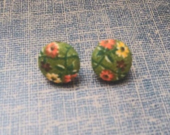 Vintage Daisy Fabric Stud Earrings, Vintage Fabric Earrings, Floral Earrings, Green Earrings,Cover Button Earrings, Fabric Earrings, Daisies