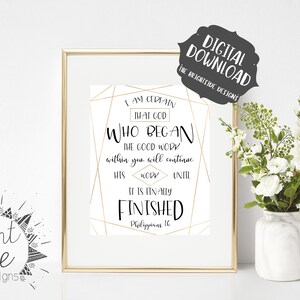Op de afbeelding: Printbare digitale download van een gouden geometrisch ontwerp met de quote "Ik ben ervan overtuigd dat God, die in u begonnen is met het goede werk, het tot de dag van Jezus Christus zal voltooien. Filippenzen 1:6" in zwarte tekst.