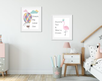 Stå rak och bär en krona; Flamingo; Utskrivbar väggkonst för barn; Digital nedladdning