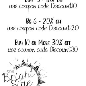 Puede incluir: Dise&ntilde;o gr&aacute;fico en blanco y negro con el texto "the Bright Side designs" en un c&iacute;rculo con un dise&ntilde;o de rayos de sol. El texto "Buy 3 - 10% OFF use coupon code: Discount10" est&aacute; por encima del dise&ntilde;o. El texto "By 6 - 20% OFF use coupon code: Discount 20" est&aacute; debajo del primer texto. El texto "BUY 10 OR MORE 30% OFF use coupon code: Discount 30" est&aacute; debajo del segundo texto.
