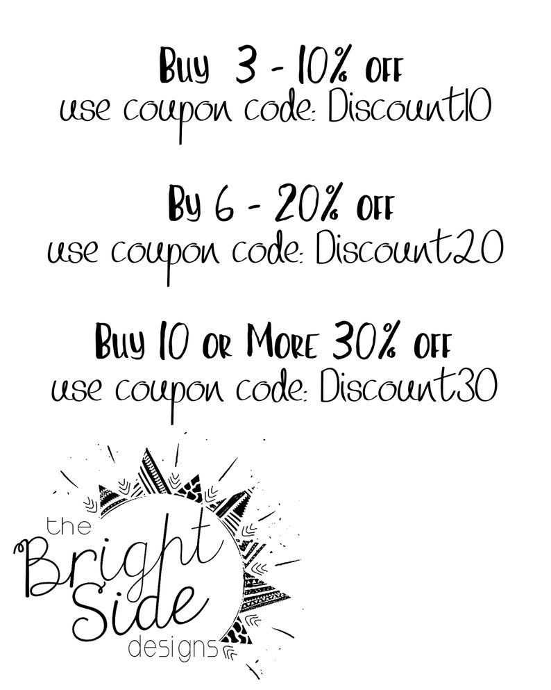 Puede incluir: Dise&ntilde;o gr&aacute;fico en blanco y negro con el texto "the Bright Side designs" en un c&iacute;rculo con un dise&ntilde;o de rayos de sol. El texto "Buy 3 - 10% OFF use coupon code: Discount10" est&aacute; por encima del dise&ntilde;o. El texto "By 6 - 20% OFF use coupon code: Discount 20" est&aacute; debajo del primer texto. El texto "BUY 10 OR MORE 30% OFF use coupon code: Discount 30" est&aacute; debajo del segundo texto.