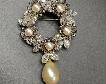 Broche Schoffel Austrain avec goutte style néo-édouardien, perle artificielle et cristal clair strass, broche signée