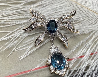 Große Vintage Christian Dior von Mitchel Maer Clear Paste Sapphire Crystal Bow Ikonenhaften Stil Seltene Unsignierte Brosche Pin Geschenkbox