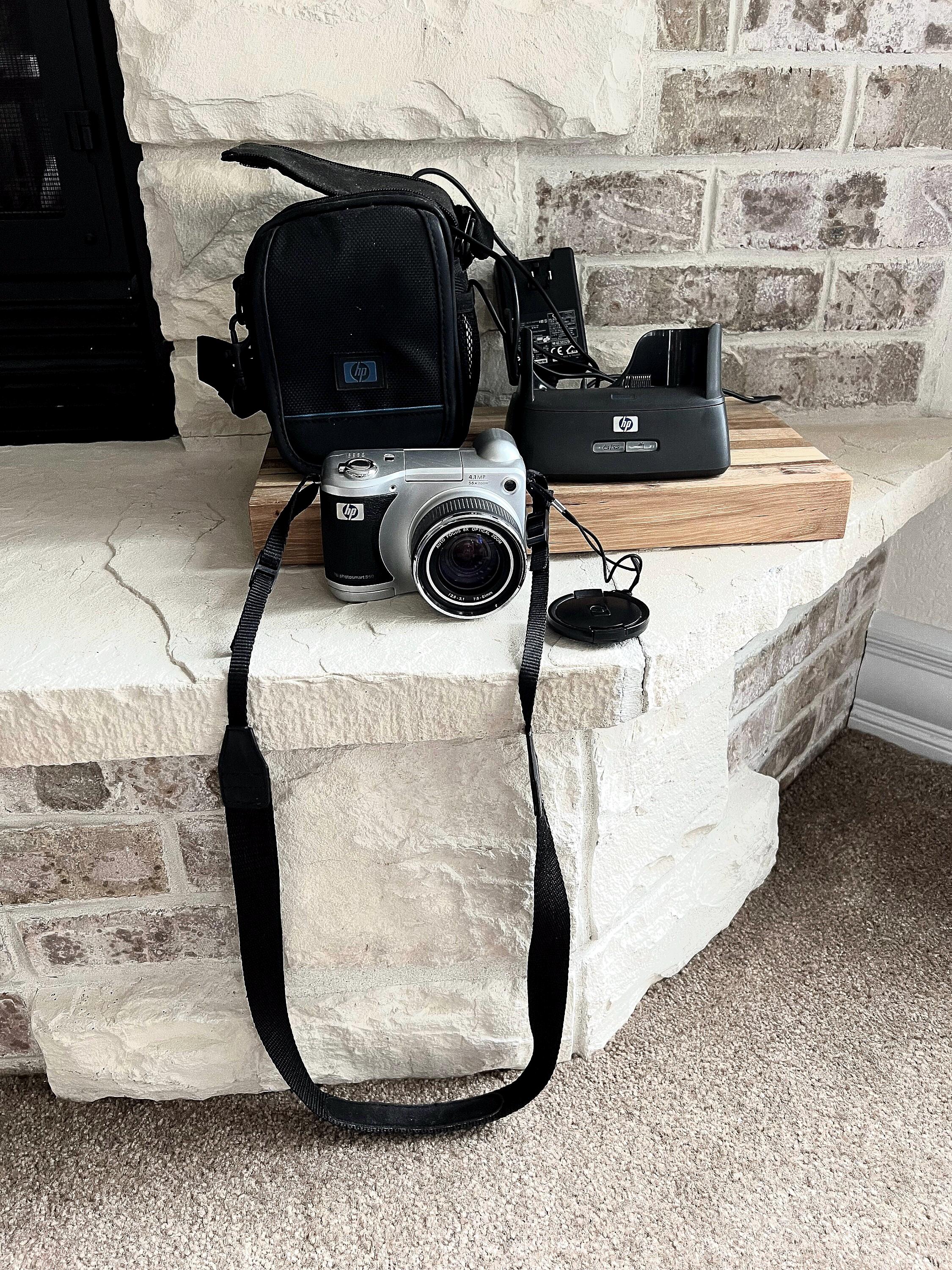 HP Photosmart 850 Digital Camera Bundle: Silver Camera, Bag & Dock