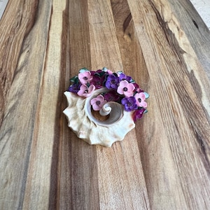 Handcrafted Floral Seashell Ornament | Unique Coastal Décor | Nature-Inspired Art | Handcrafted Flower Seashell Brooch