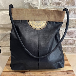 Bolso negro de China ~ bolso negro con correa para el hombro y diseño chino en el bolso. ¡Nuevo nunca usado!