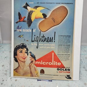 Puede incluir: Anuncio publicitario vintage de plantillas Microlite. El anuncio presenta a una mujer con un pájaro en el dedo, pájaros coloridos y el texto "¡nuevo milagro de Ligereza!" y "¡la caminata más cómoda de tu vida!"