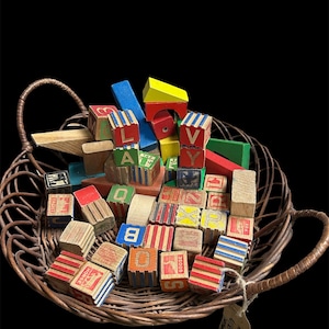 Vintage houten kinderalfabetblokken met reliëf, dieren, letters, afbeeldingen met bouwstenen