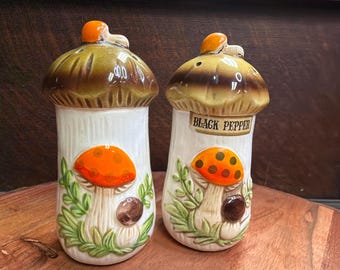Juego de salero y pimentero de cerámica vintage de Sears "Merry Mushroom" de la década de 1970.