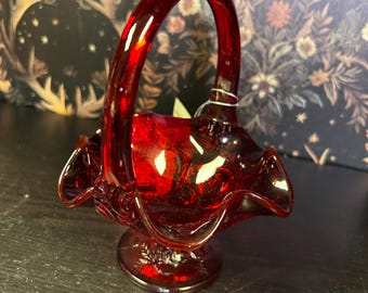 Cesta vintage Fenton color rojo rubí con estampado de fresas y brillo UV, con etiquetas.
