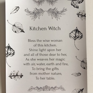 Puede incluir: Una tarjeta blanca con el texto "Kitchen Witch" y un poema. La tarjeta est&aacute; adornada con ilustraciones de hojas y motivos florales. El texto est&aacute; impreso en negro.