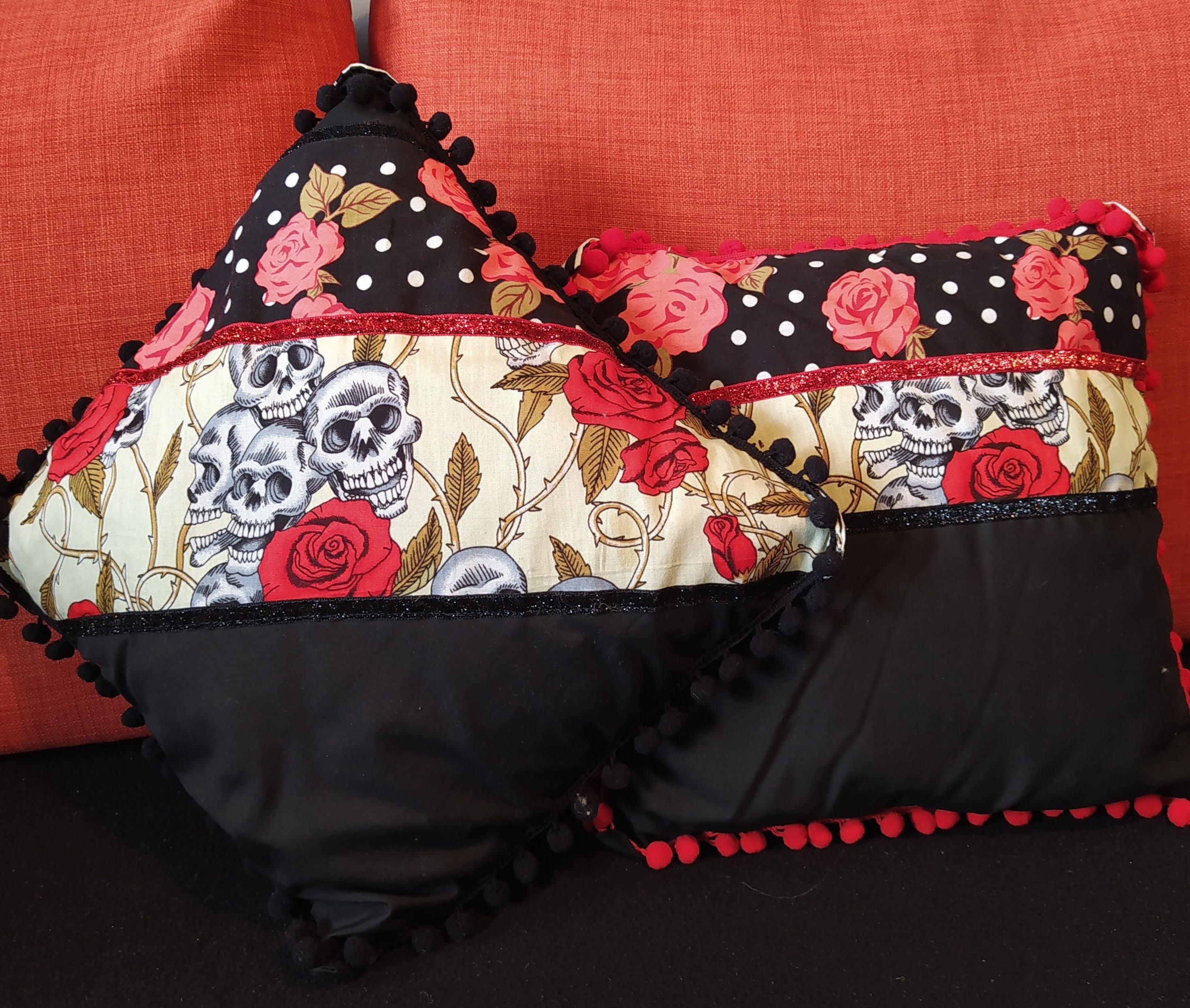 Coussin Tête de Mort Noir et Rouge