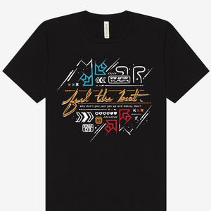 May include: Black t-shirt with a colorful graphic design. The design includes the words "Feel the beat" in a stylized font, along with other text and geometric shapes. The shirt also has the text "STEP ARTIST" and "STAGE 03".