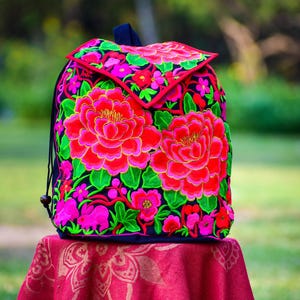 Bunter Tagesrucksack Geldbörse, Hmong kleiner Rucksack, ethnische Stickerei, Hippie quadratischer Rucksack, niedlicher Schulrucksack, veganes Geschenk
