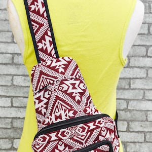 Tribal Rucksack, kleine Boho Brusttasche, Azteken Festival Rucksack, Frauen Hippie Boho Crossbody Tasche, Geldbörse für Reisende, Vegan Geschenk. Gewebt