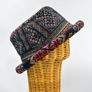 Cappello a tesa arrotolata con motivi aztechi, cappello da pescatore, nero e bianco, tessuto della tribù delle colline thailandesi, cappello da festival, cappello hippie, cappello hipster