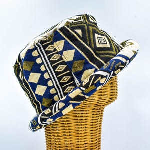 Cappello a secchiello con tesa arrotolata azteca: tessuto della tribù delle colline thailandesi, stile hippie da festival