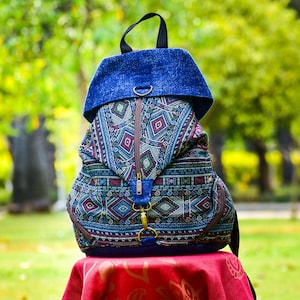 Handgemaakte tribale rugzak: kleurrijke rugzak van geweven textiel