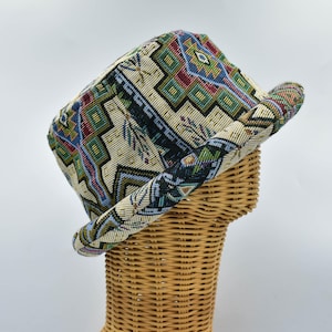 Bohohoed met rolrand: geometrische Azteekse Thaise stof, festivalhippiestijl Thaise heuvelstamstof, festivalhoed, hippiehoed, hipsterhoed