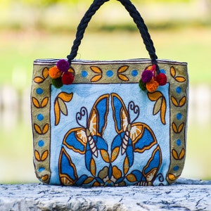 Cartera bordada Hmong colorida con forro de algodón negro y mini pompones divertidos: bolso de mano con tapiz bohemio hecho a mano único