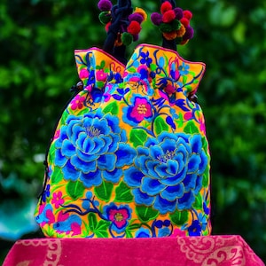 Bestickte Tragetasche, große Hmong Tasche, Schultertasche, Gelbe Handtasche, Einkaufstasche, Tribal Tasche, Pom Pom Tasche für Festivals