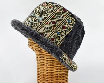 Sombrero tipo pescador bohemio: ala enrollada con acabado lavado a la piedra y tapiz étnico.