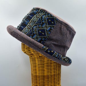 Cappello a tesa arrotolata, Cappello a secchiello, Cappello delle tribù delle colline thailandesi, Cappello in tessuto boho, Cappello da festival, Cappello hippie, Cappello marrone, Cappello hipster, Cappello da artista di strada, Commercio equo e solidale