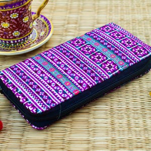 Cartera para mujer estilo tribal hmong, vegana, con cremallera y monedero, hecha a mano con flores bordadas en algodón colorido.