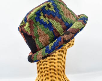 Sombrero tipo pescador tribal: ala enrollada colorida, estilo bohemio hippie, ideal para festivales.