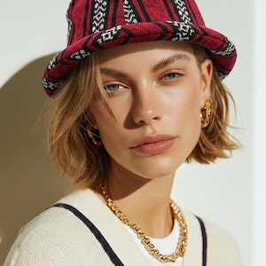 Rot und Schwarzer Tribal Fischerhut im Boho Azteken Festival Stil
