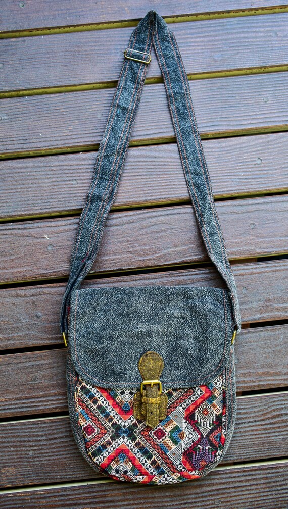 Sac à main bohème à bandoulière en tissu gris délavé avec textiles