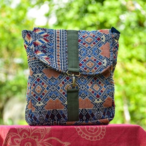 Mochila tribal tejida a mano con correas ajustables y cierre de cremallera: diseño azteca único para hombres, mujeres y niños