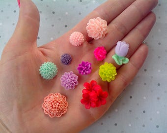 Silicone molds in the form of flowers of various shapes and sizes, as well as a mix of flowers. Molds for polymer clay and plastic.