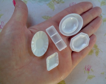 Stampi 3D in silicone sotto forma di piatti di diverse forme e dimensioni (1:12). Stampi per pasta polimerica, resina epossidica (anche UV) e plastica.