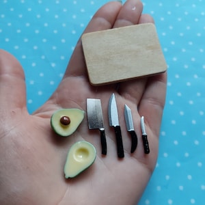 Silicone molds for miniature avocados and knives of various shapes and sizes. Forms for polymer clay, epoxy resin (also UV) and plastic.