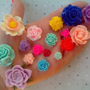 Silicone molds in the form of flowers of various shapes and sizes, as well as a mix of flowers. Molds for polymer clay and plastic.